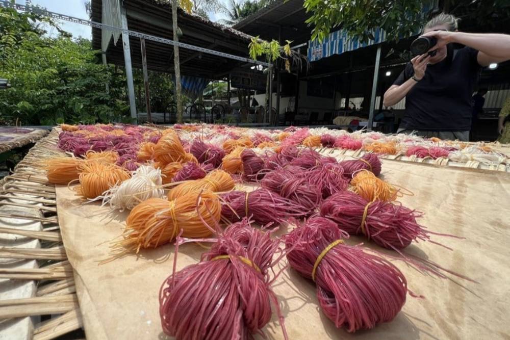 I mazzetti di spaghetti di riso vengono essiccati alla luce naturale del sole.